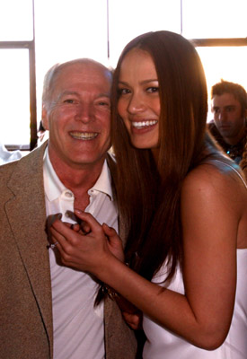 Frank Marshall and Moon Bloodgood at event of Eight Below (2006)