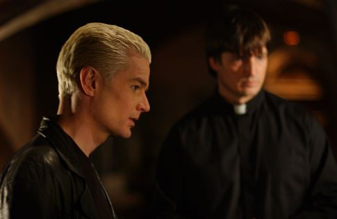 Still of Nathan Fillion and James Marsters in Vampyru zudike (1997)