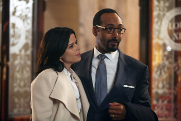Still of Neve Campbell and Jesse L. Martin in The Philanthropist (2009)