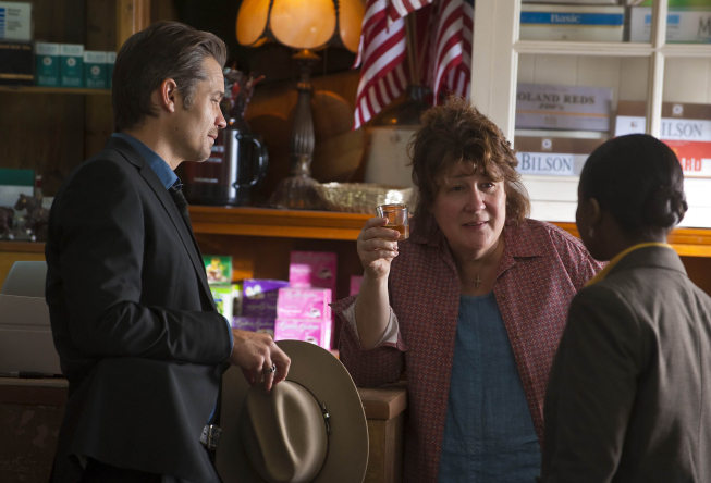 Still of Margo Martindale, Timothy Olyphant and Erica Tazel in Justified (2010)