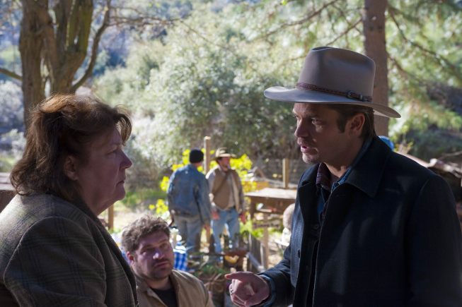 Still of Margo Martindale and Timothy Olyphant in Justified (2010)