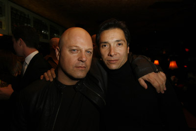 Michael Chiklis and Benito Martinez at event of Skydas (2002)