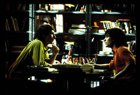 Still of Gael García Bernal and Fele Martínez in Blogas auklejimas (2004)