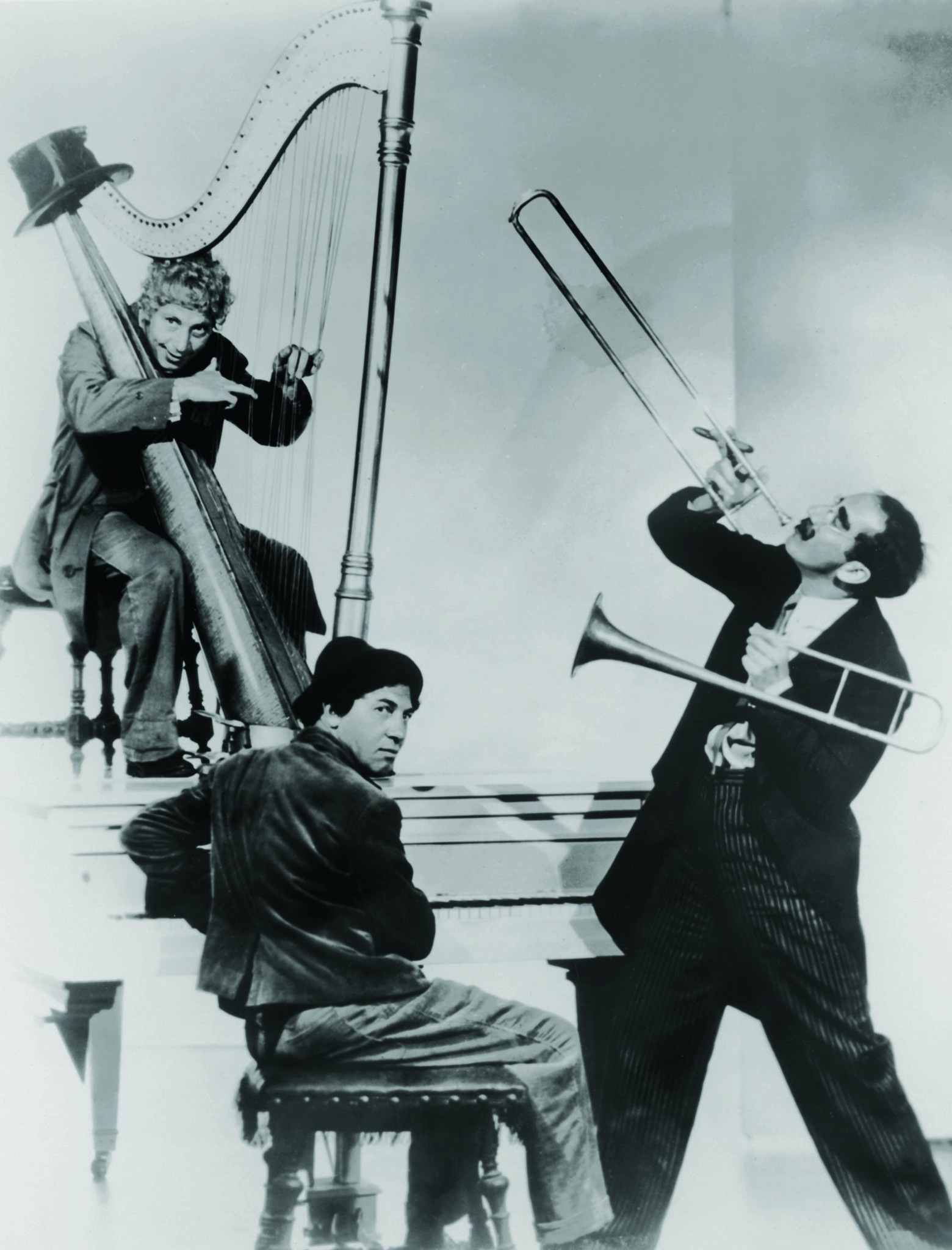 Still of Groucho Marx, Chico Marx and Harpo Marx in A Night in Casablanca (1946)