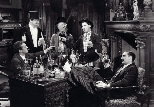 Still of Groucho Marx, Chico Marx, Harpo Marx and Sig Ruman in A Night at the Opera (1935)
