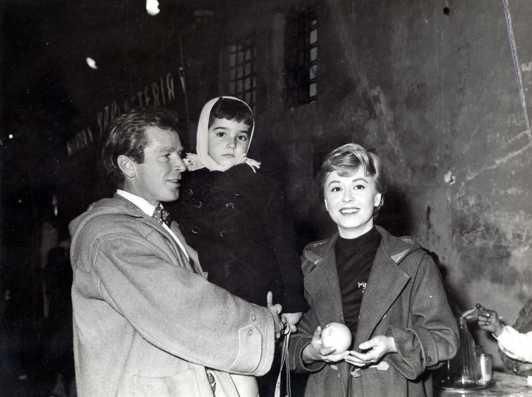 Still of Richard Basehart and Giulietta Masina in Il Bidone (1955)