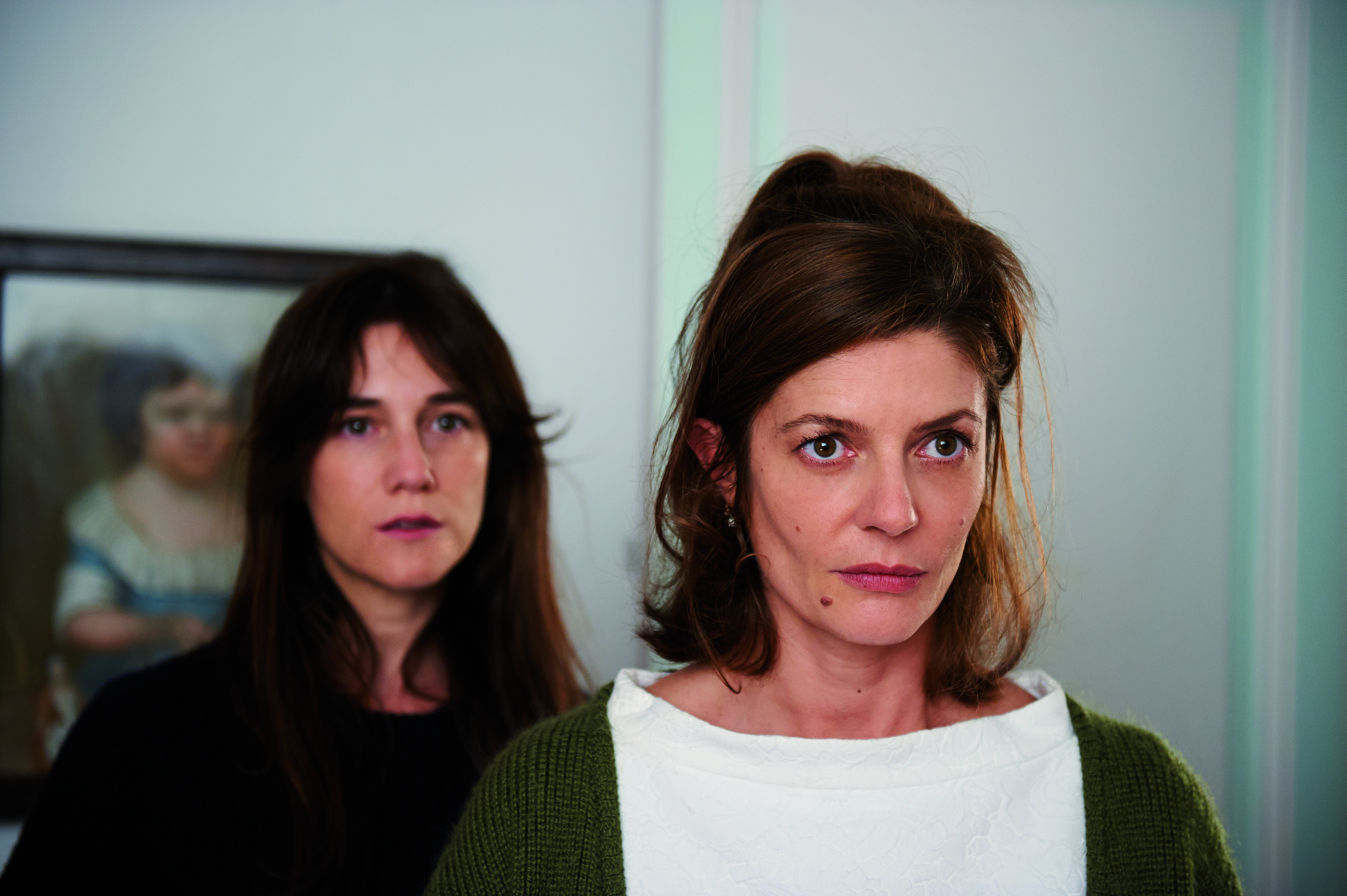 Still of Charlotte Gainsbourg and Chiara Mastroianni in 3 coeurs (2014)