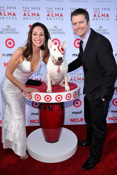 Mia Mastroianni with producer David J Phillips and the Target Dog at the 2013 ALMA Awards
