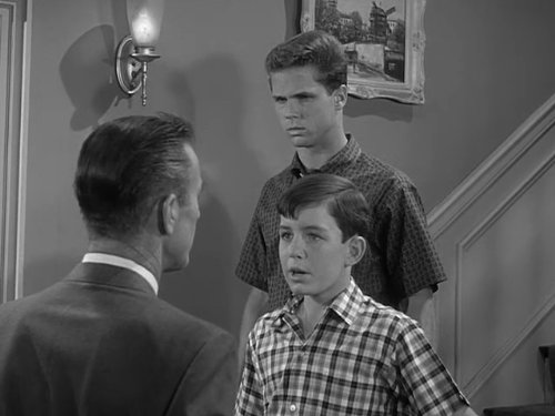 Still of Tony Dow and Jerry Mathers in Leave It to Beaver (1957)