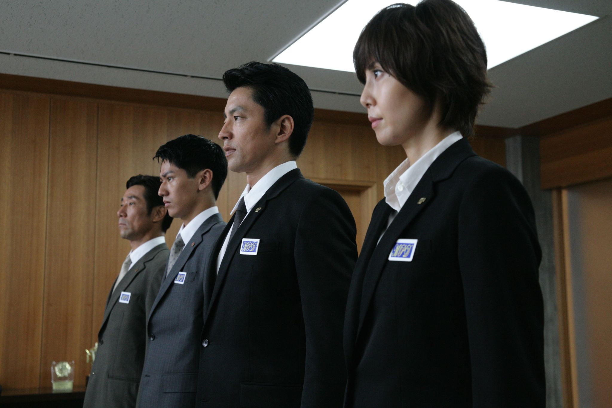 Still of Gorô Kishitani, Nanako Matsushima, Takao Ohsawa and Kento Nagayama in Wara no tate (2013)