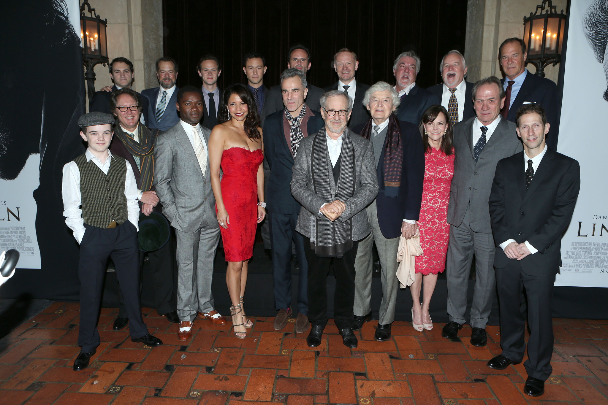 Tommy Lee Jones, Steven Spielberg, Daniel Day-Lewis, Sally Field, James Spader, Hal Holbrook, Gloria Reuben, David Costabile, Joseph Cross, Walton Goggins, Joseph Gordon-Levitt, Jared Harris, Grainger Hines, Dakin Matthews, Bruce McGill, Tim Blake Nelson, David Oyelowo, Michael Stuhlbarg and Gulliver McGrath at event of Linkolnas (2012)