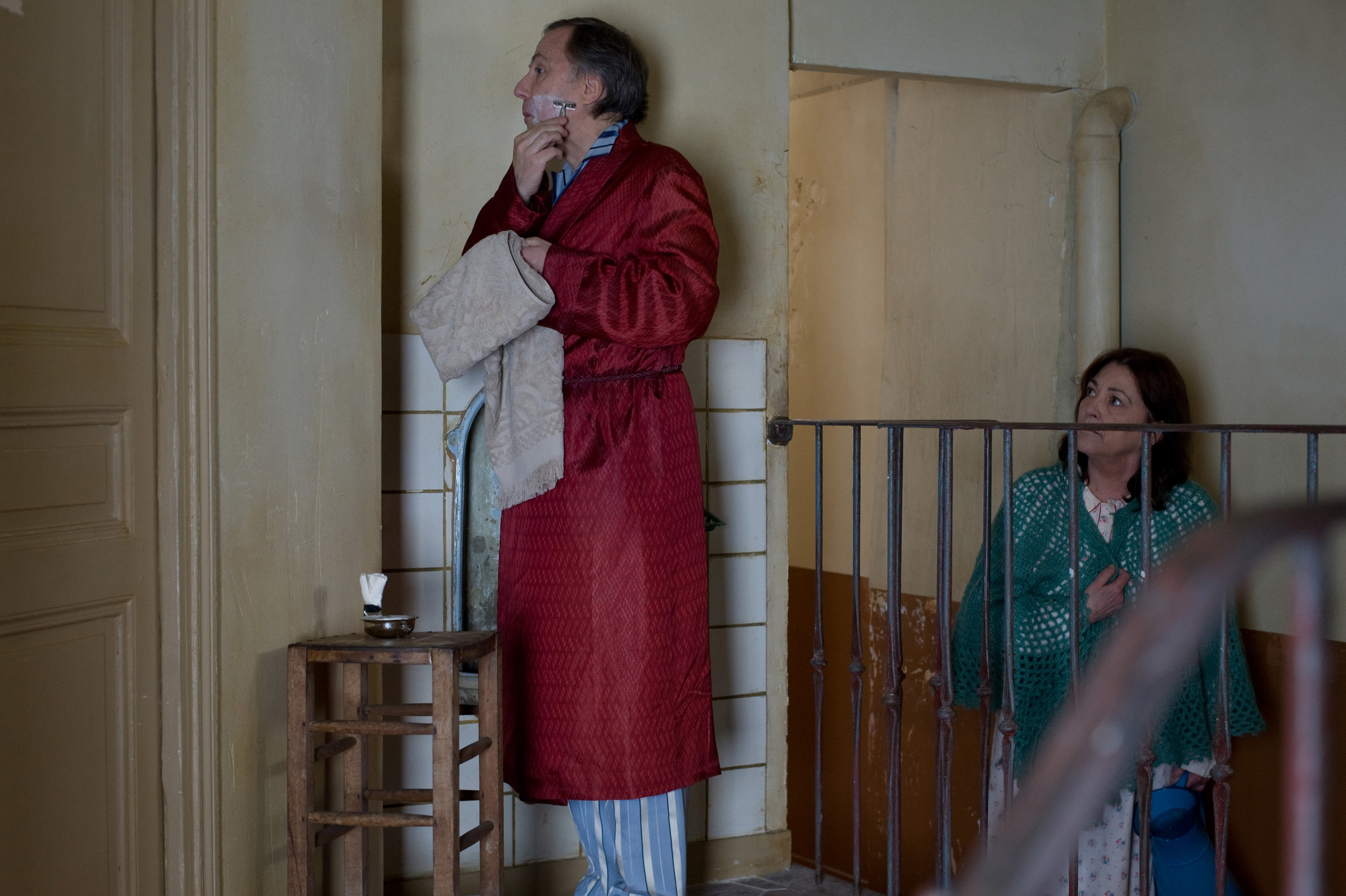 Still of Fabrice Luchini and Carmen Maura in Les femmes du 6e étage (2010)