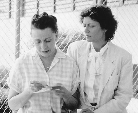 Still of Susan Sarandon and Roberta Maxwell in Dead Man Walking (1995)