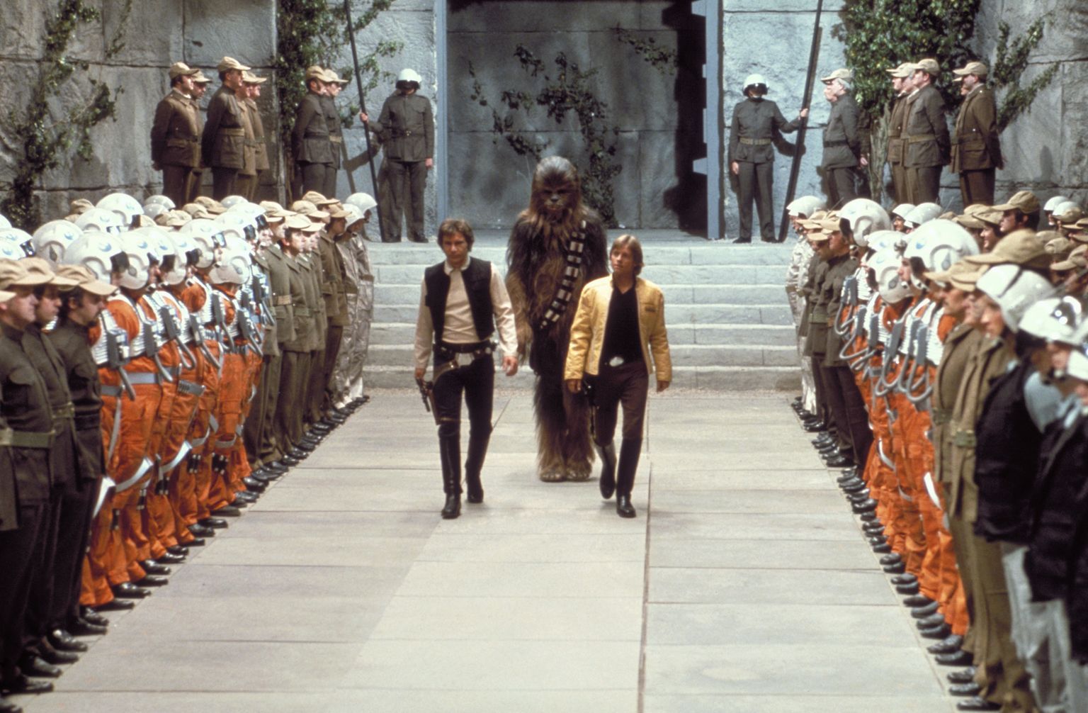 Still of Harrison Ford, Mark Hamill and Peter Mayhew in Zvaigzdziu karai (1977)