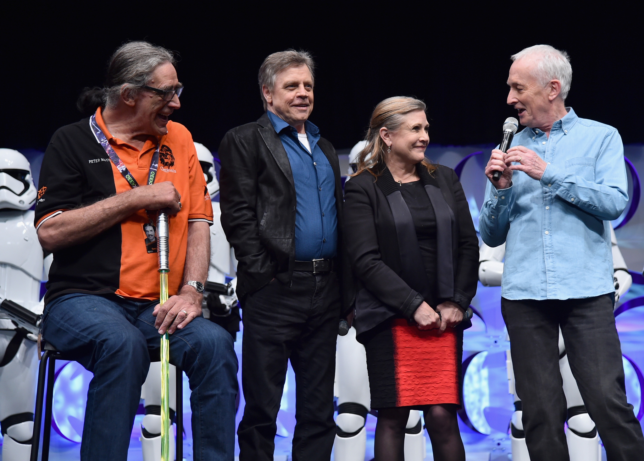 Anthony Daniels, Carrie Fisher, Mark Hamill and Peter Mayhew at event of Zvaigzdziu karai: galia nubunda (2015)