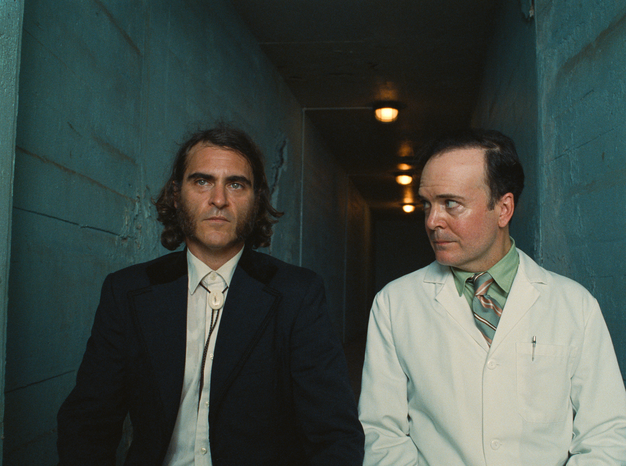 Still of Joaquin Phoenix and Jefferson Mays in Zmogiska silpnybe (2014)