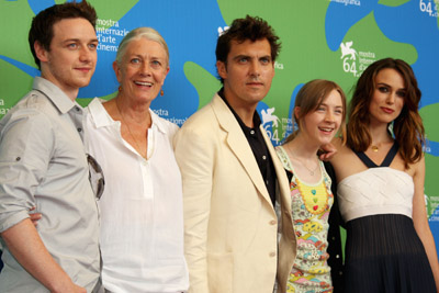 Vanessa Redgrave, Keira Knightley, James McAvoy, Joe Wright and Saoirse Ronan at event of Atonement (2007)