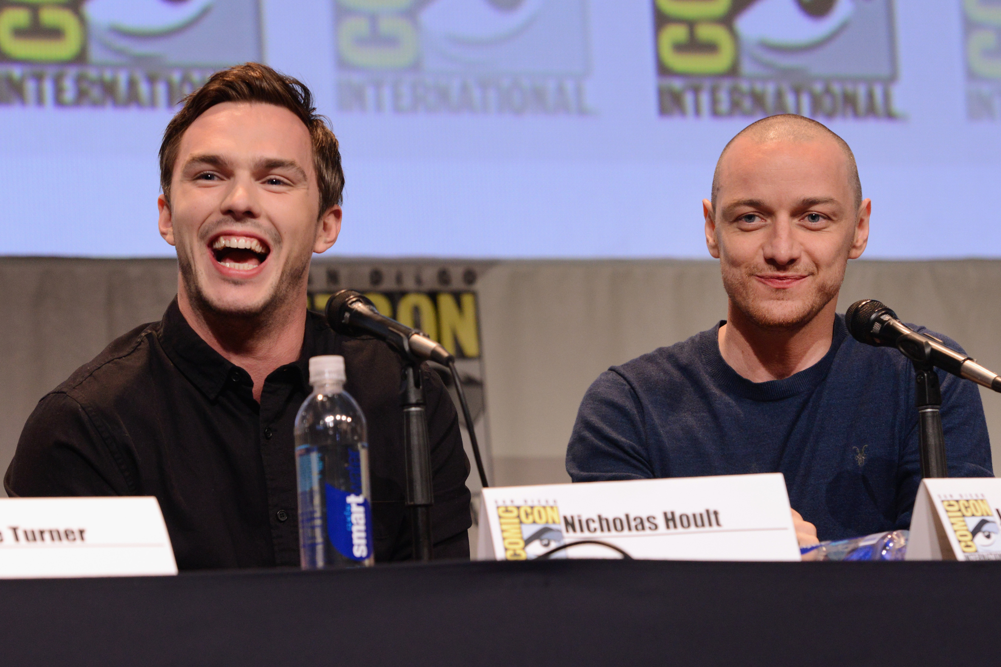 Nicholas Hoult and James McAvoy at event of X-Men: Apocalypse (2016)
