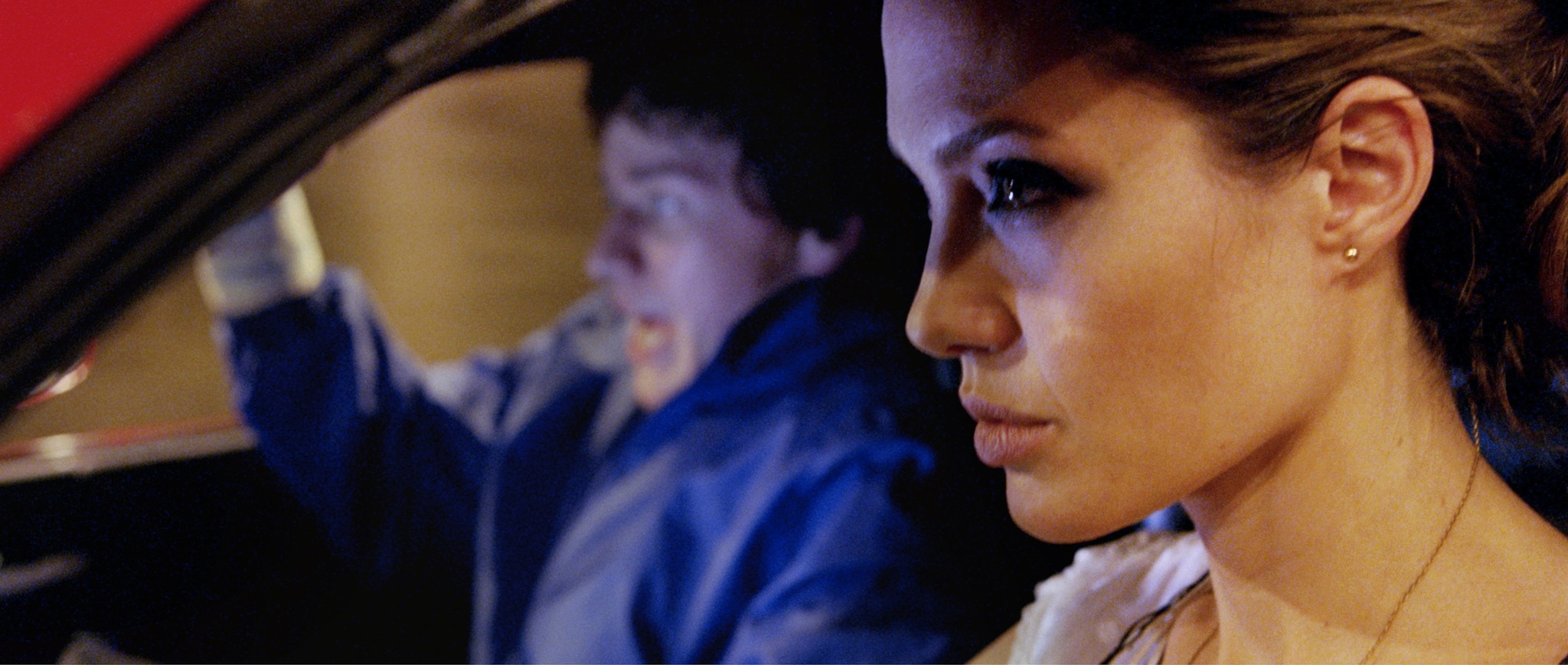 Still of Angelina Jolie and James McAvoy in Ieskomas (2008)