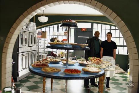 Still of Chi McBride and Lee Pace in Pushing Daisies (2007)