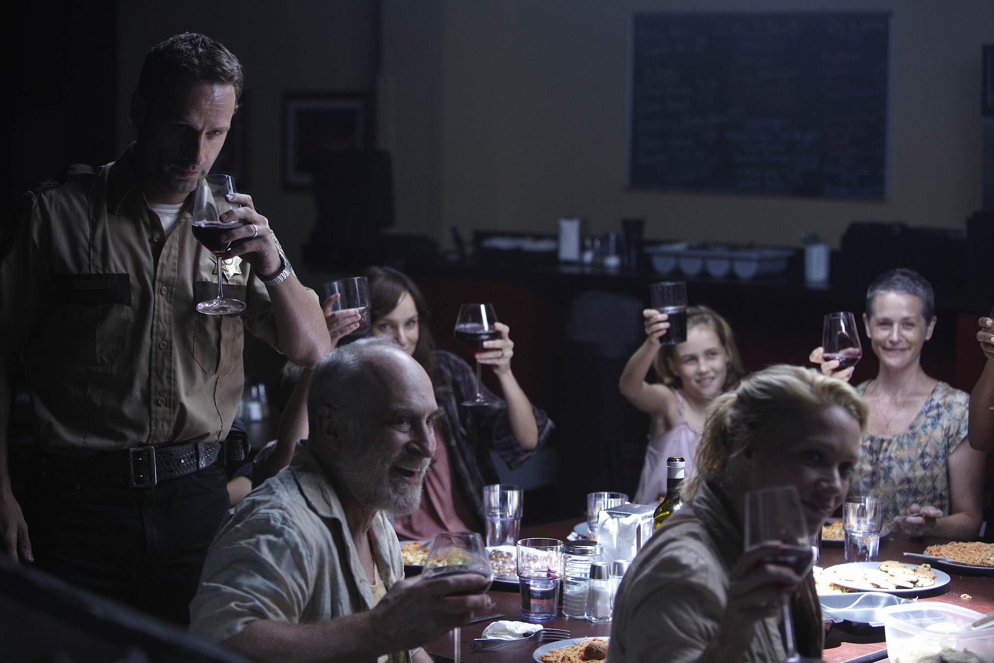 Still of Jeffrey DeMunn, Laurie Holden, Andrew Lincoln, Melissa McBride, Sarah Wayne Callies and Madison Lintz in Vaiksciojantys negyveliai (2010)