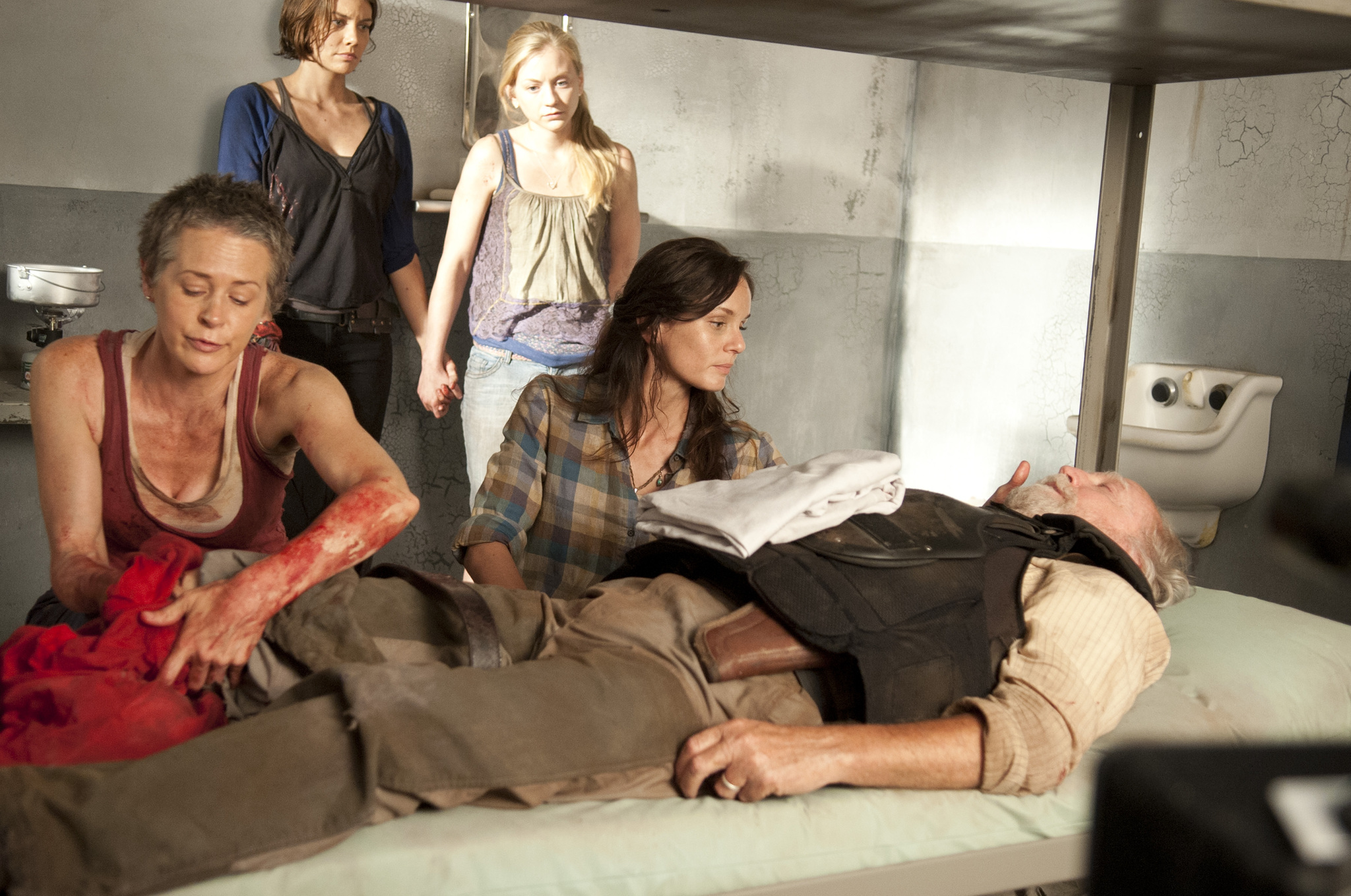 Still of Melissa McBride, Sarah Wayne Callies, Lauren Cohan and Emily Kinney in Vaiksciojantys negyveliai (2010)