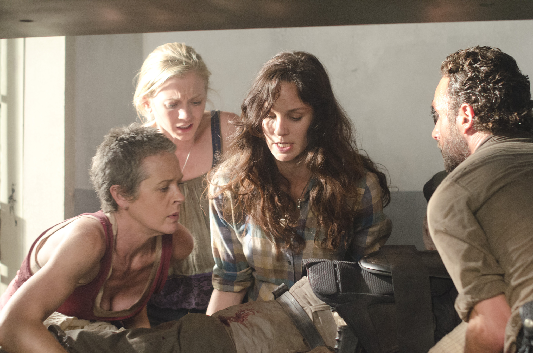 Still of Andrew Lincoln, Melissa McBride, Sarah Wayne Callies and Emily Kinney in Vaiksciojantys negyveliai (2010)