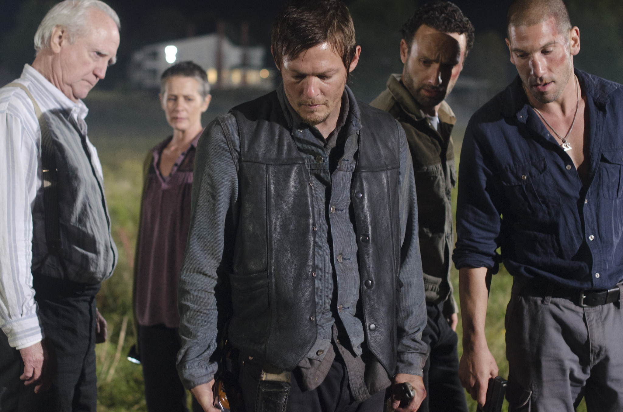 Still of Norman Reedus, Andrew Lincoln, Melissa McBride, Scott Wilson and Jon Bernthal in Vaiksciojantys negyveliai (2010)