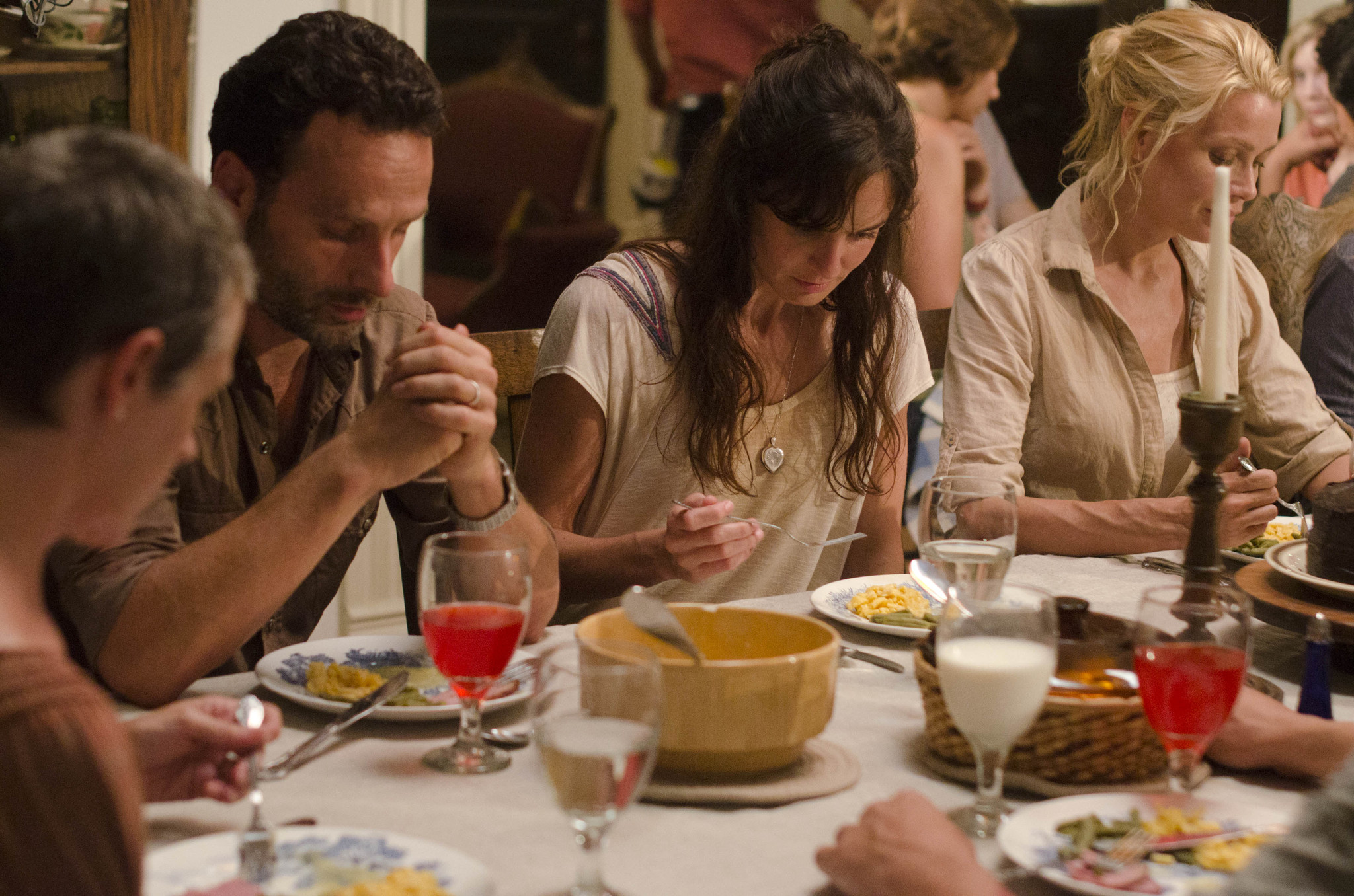 Still of Laurie Holden, Andrew Lincoln, Melissa McBride and Sarah Wayne Callies in Vaiksciojantys negyveliai (2010)