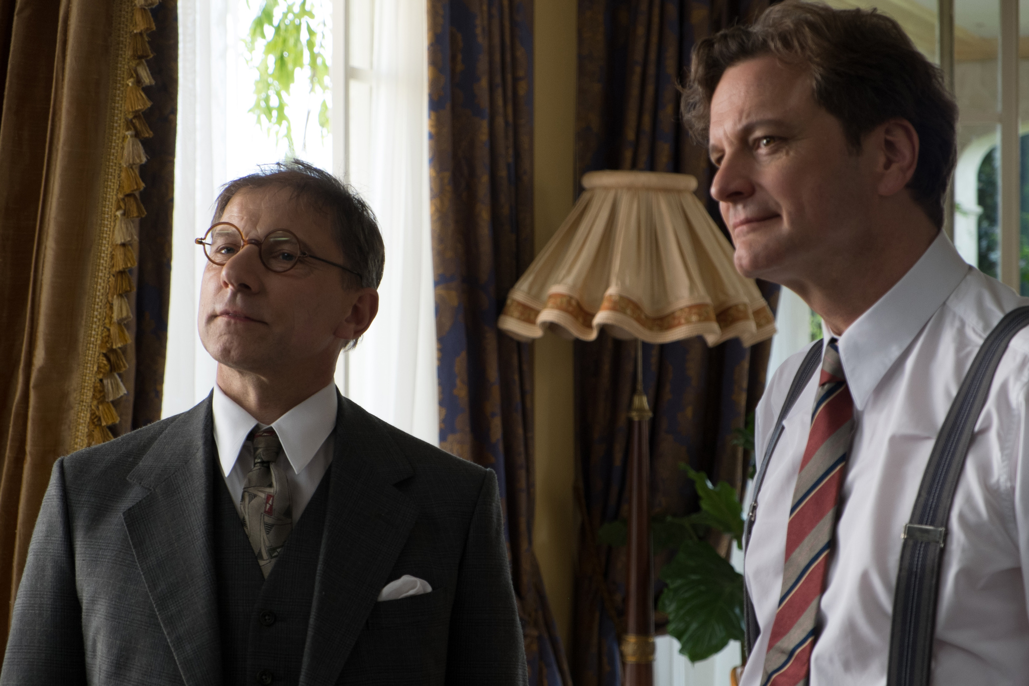 Still of Colin Firth and Simon McBurney in Menesienos magija (2014)