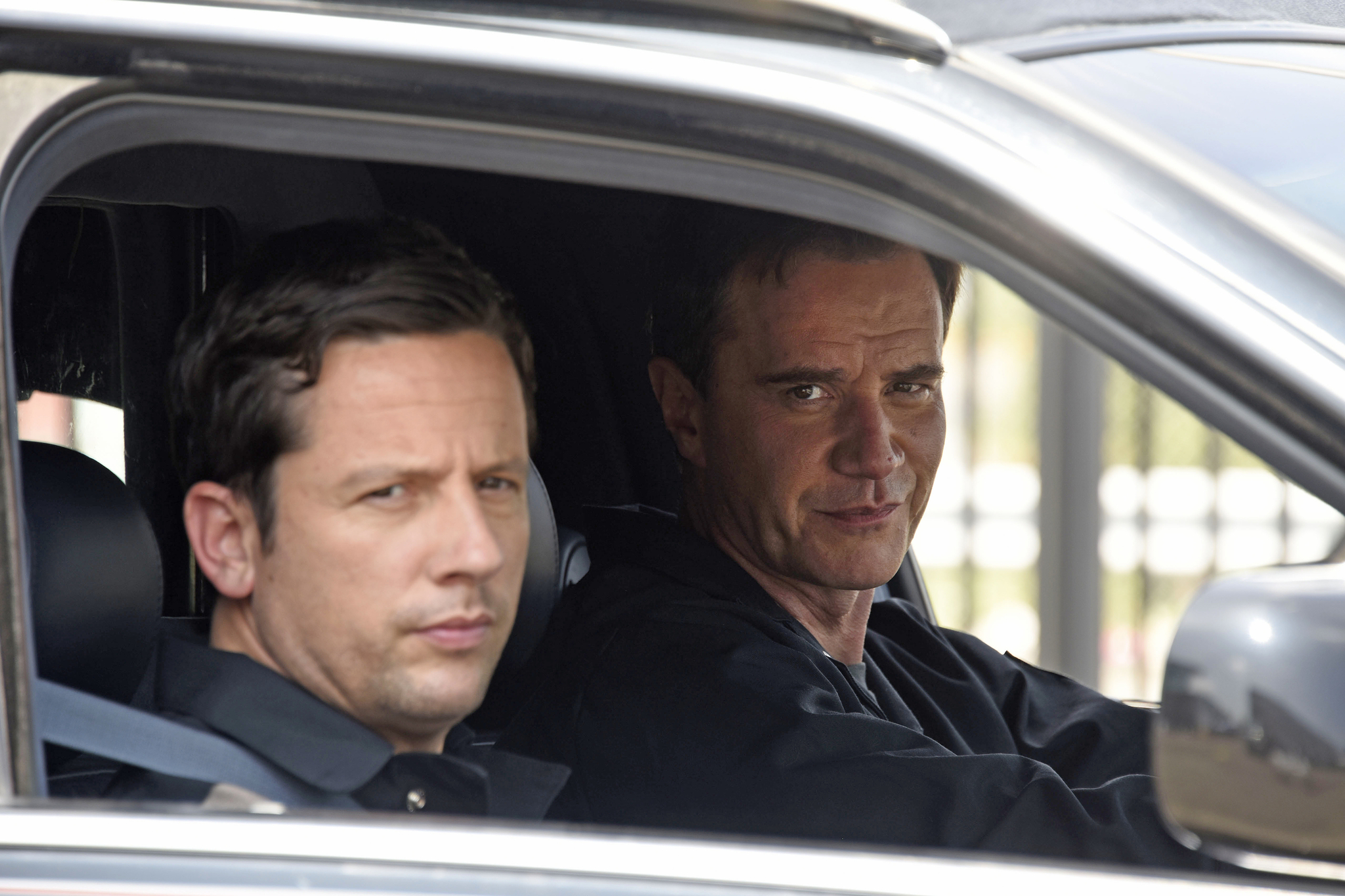 Still of Tim DeKay and Ross McCall in Aferistas (2009)