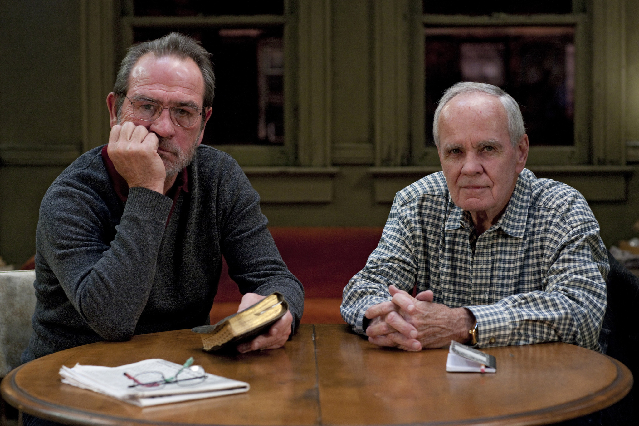 Still of Tommy Lee Jones and Cormac McCarthy in The Sunset Limited (2011)
