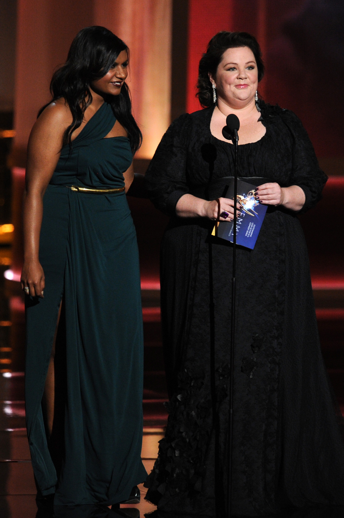 Melissa McCarthy and Mindy Kaling at event of The 64th Primetime Emmy Awards (2012)