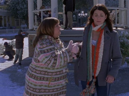 Still of Lauren Graham and Melissa McCarthy in Gilmore Girls (2000)