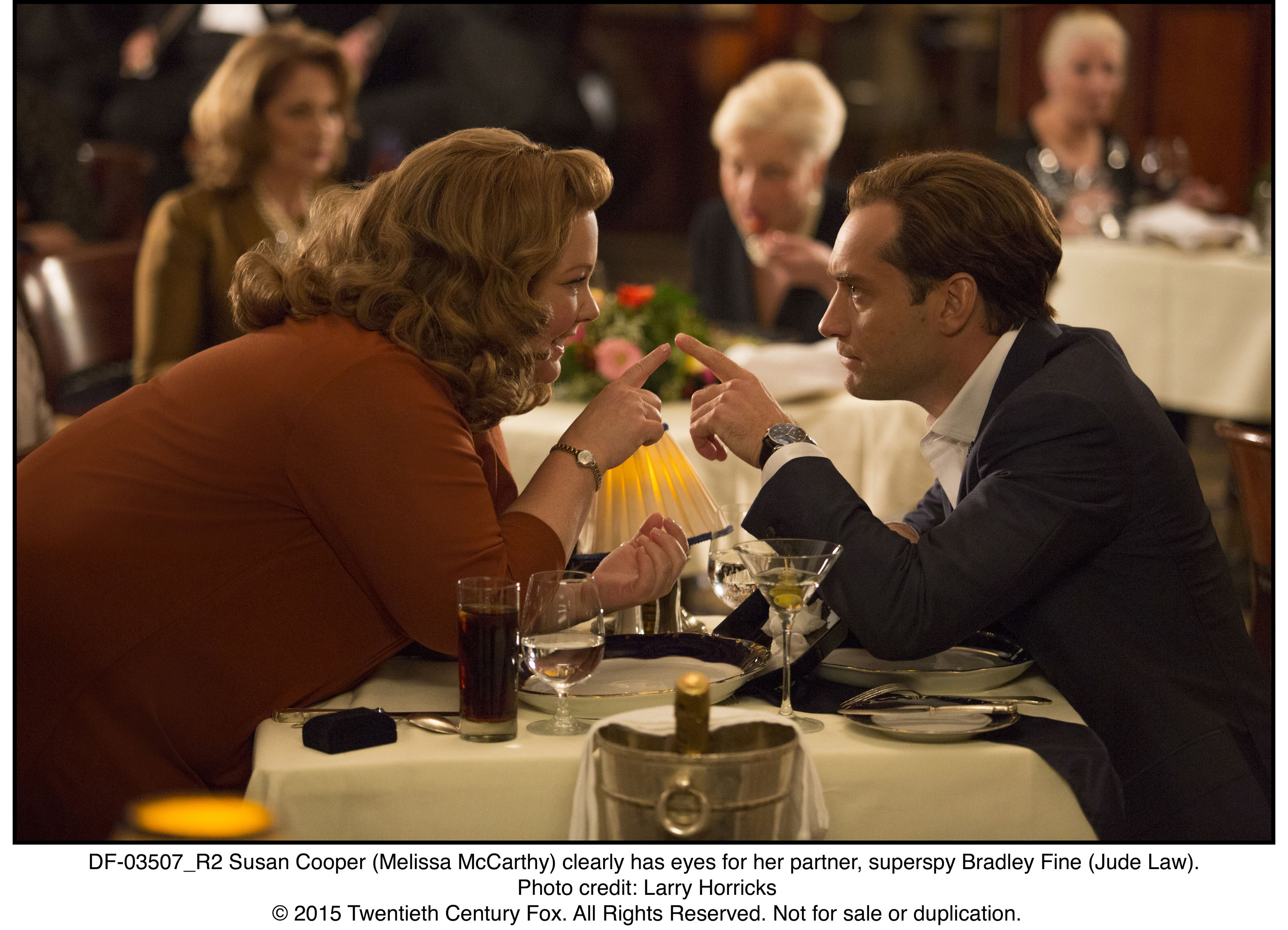 Still of Jude Law and Melissa McCarthy in Ji - snipe (2015)