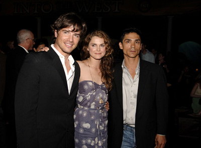 Keri Russell, Zahn McClarnon and Matthew Settle at event of Into the West (2005)