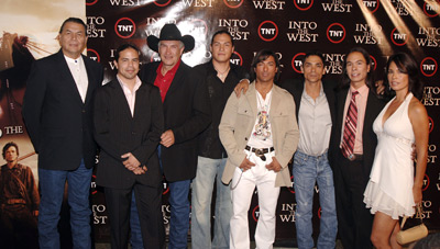 Simon Baker, George Leach, Zahn McClarnon, Eddie Spears and Jay Tavare at event of Into the West (2005)
