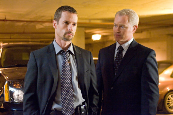 Still of Guy Pearce and Neal McDonough in Isdavikas (2008)