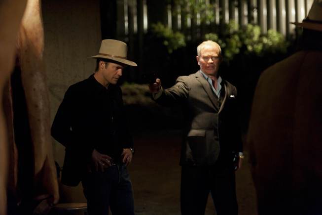Still of Neal McDonough and Timothy Olyphant in Justified (2010)