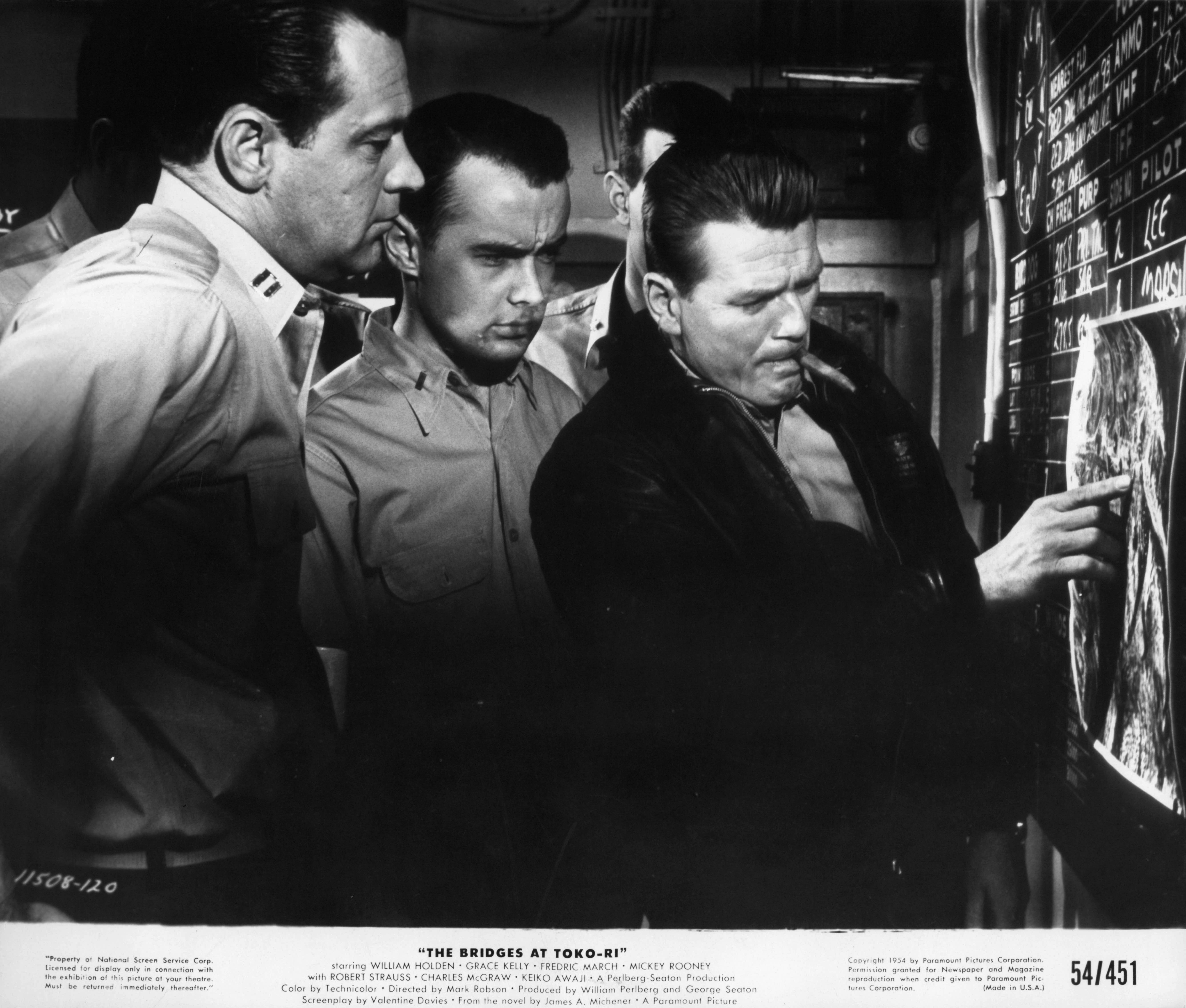 Still of William Holden and Charles McGraw in The Bridges at Toko-Ri (1954)