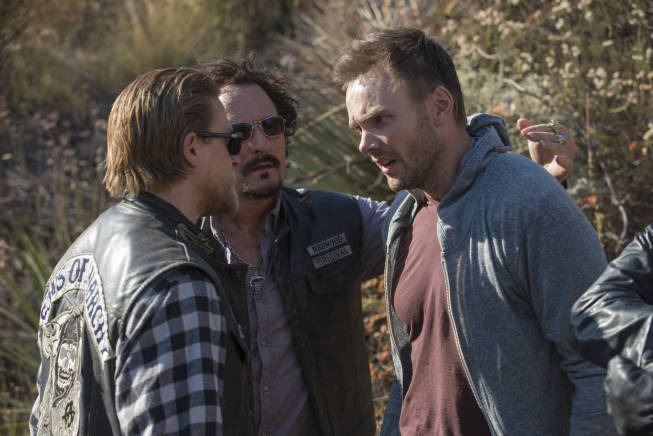 Still of Kim Coates, Charlie Hunnam and Joel McHale in Sons of Anarchy (2008)