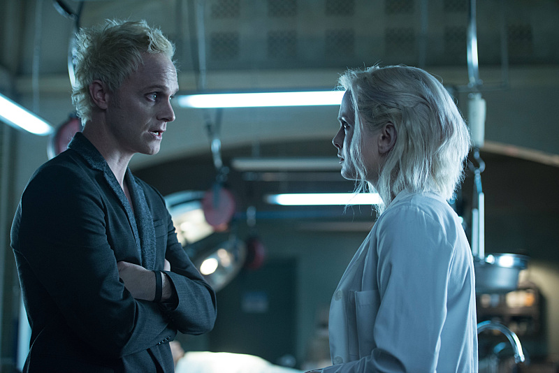 Still of Rose McIver and David Anders in iZombie (2015)