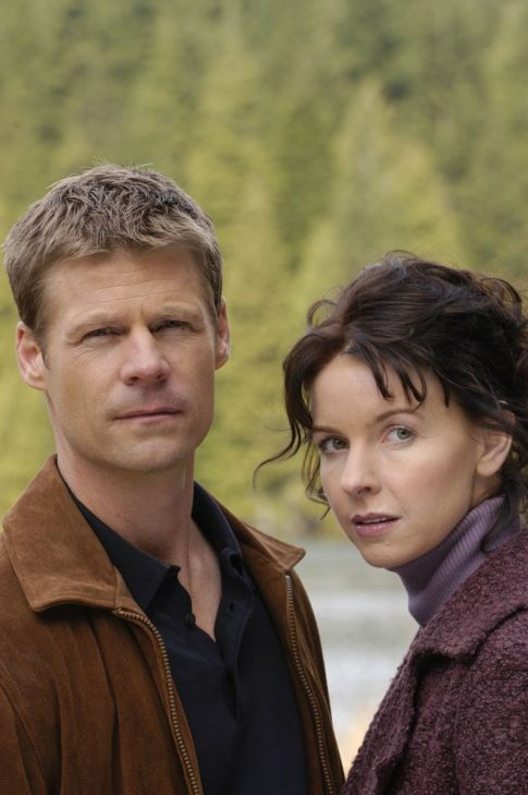 Still of Joel Gretsch and Jacqueline McKenzie in 4400 (2004)