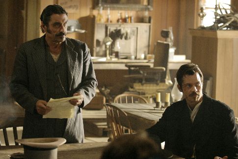 Still of Ian McShane and Timothy Olyphant in Deadwood (2004)