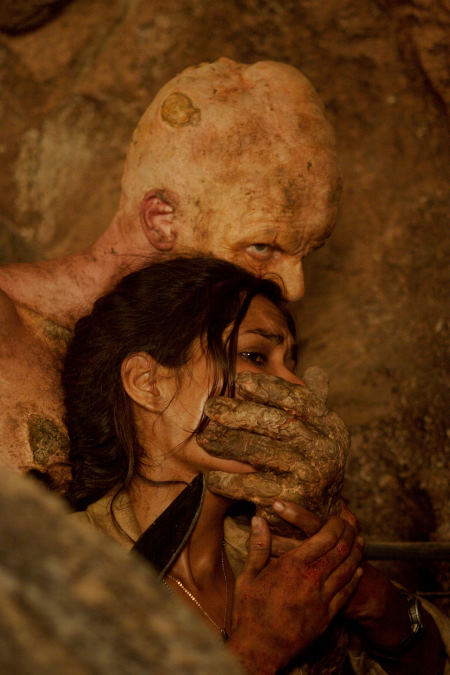 Still of Daniella Alonso and Derek Mears in Ir kalnai turi akis 2 (2007)