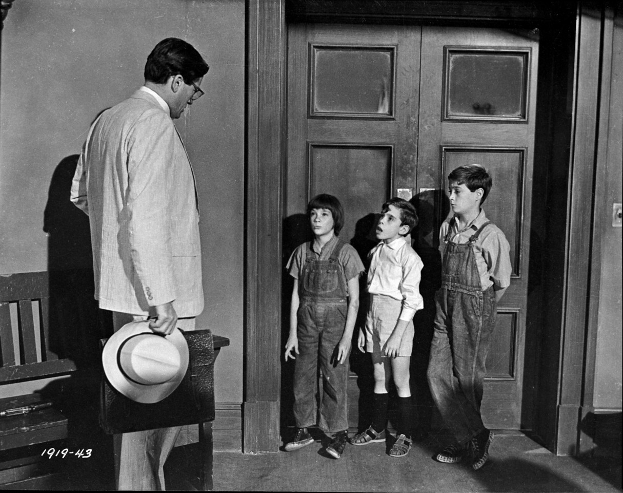 Still of Gregory Peck, Mary Badham, Phillip Alford and John Megna in Nezudyk strazdo giesmininko (1962)