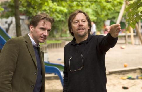 Ralph Fiennes (left) and Fernando Meirelles (right) on the set of THE CONSTANT GARDENER, a Focus Features release.