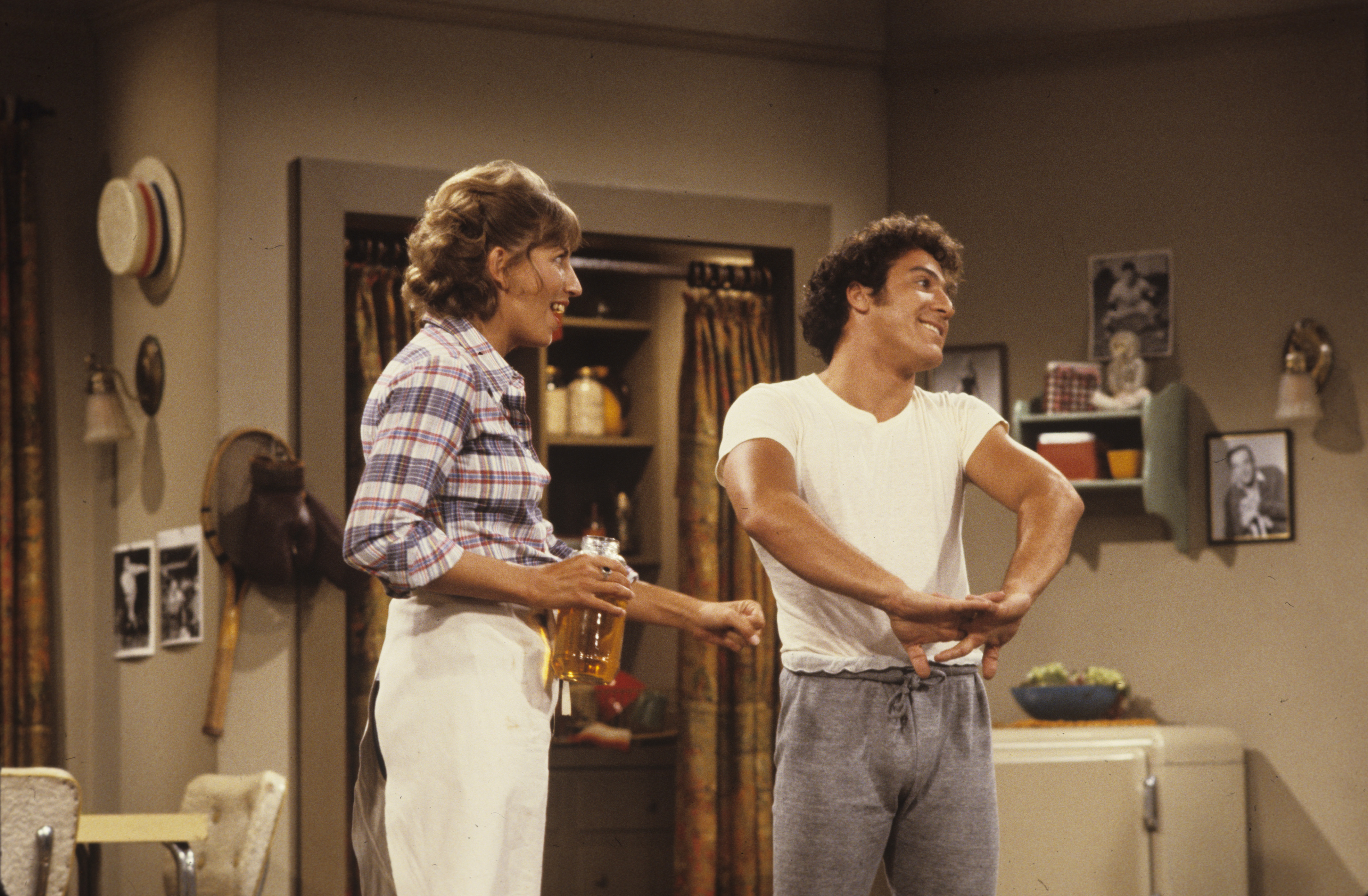 Still of Penny Marshall and Eddie Mekka in Laverne & Shirley (1976)