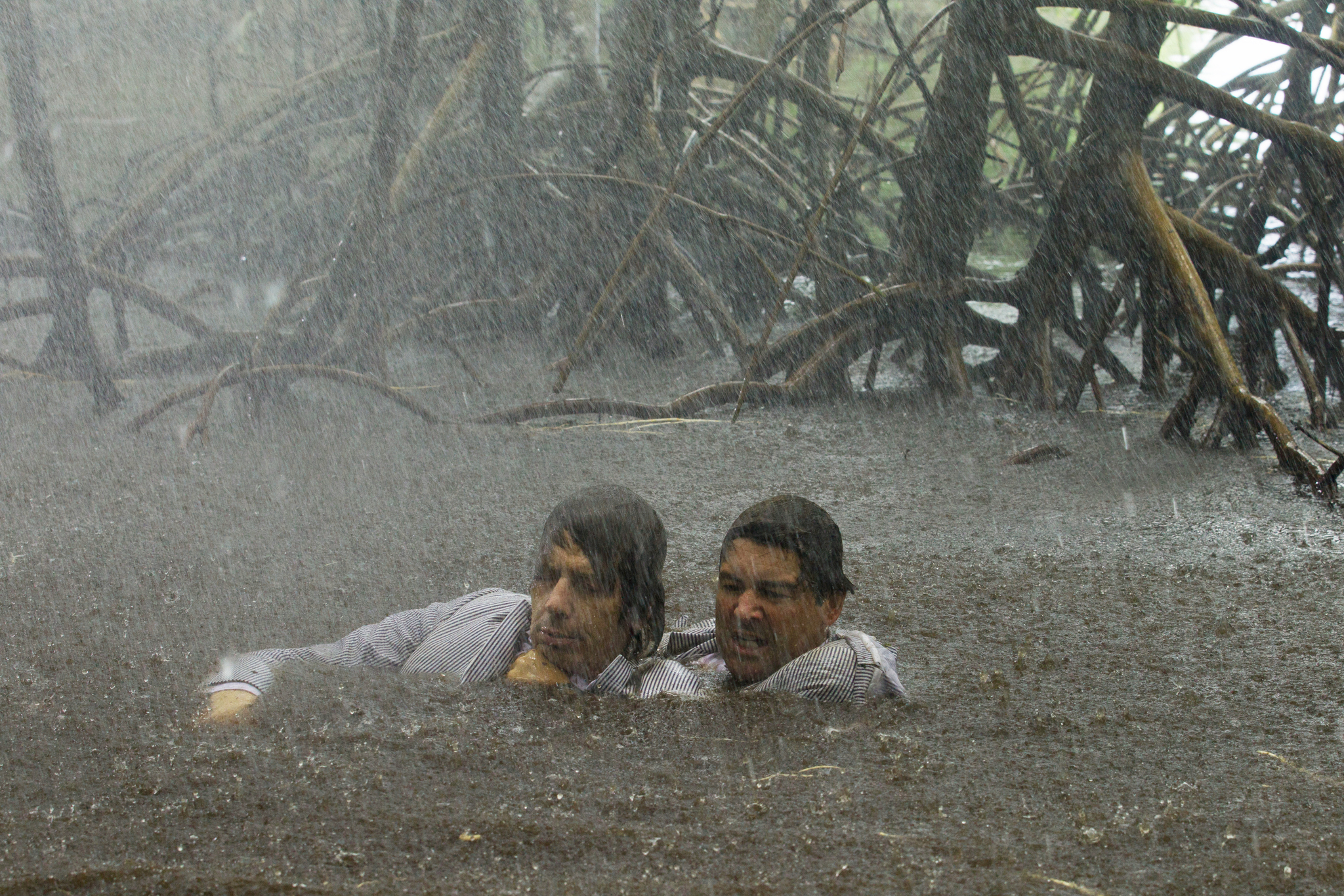 Still of Kyle Chandler and Ben Mendelsohn in Bloodline (2015)