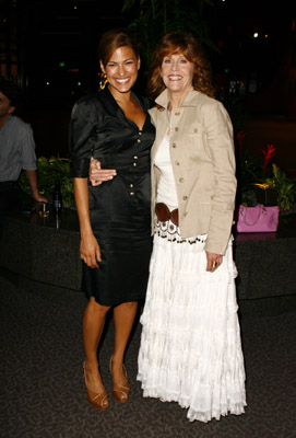 Jane Fonda and Eva Mendes at event of Voces inocentes (2004)